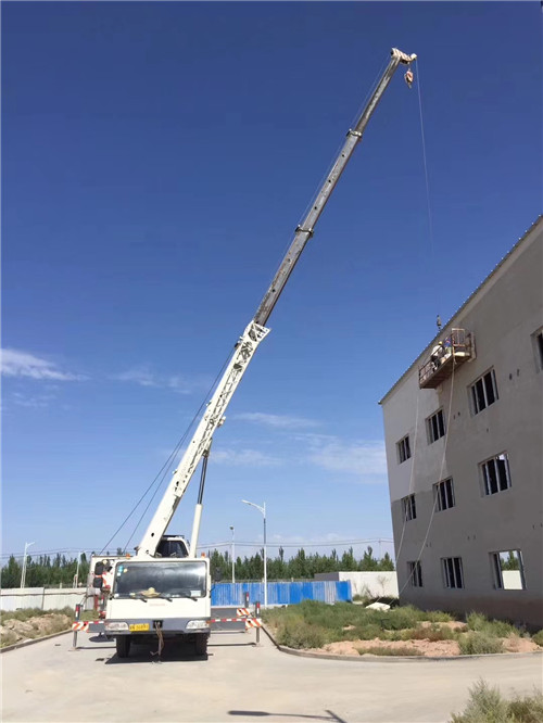 肃北“轻装强干”—— 吊车的 “轻量化臂架” 技术